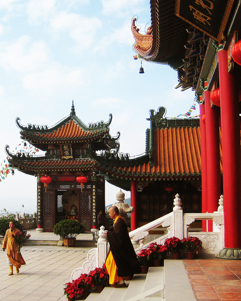 Zhuhai_Jintai_Temple_inner_court_view_and_monks